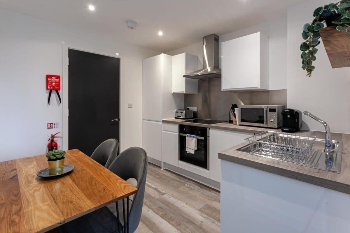 Superb 2 Bed Flat 5Min To Old Trafford Stadium Manchester Exterior photo